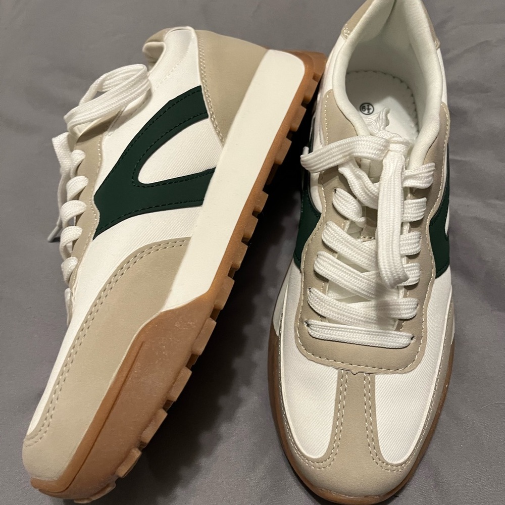 New LA SHEELAH Cream, Tan and Green sneakers, Size 6.5